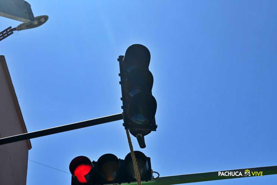 #EnFotos: Instalan en Pachuca semáforos con diseño del Reloj Monumental