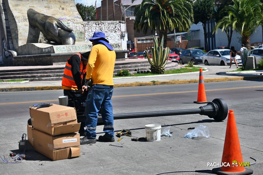 #EnFotos: Instalan en Pachuca semáforos con diseño del Reloj Monumental