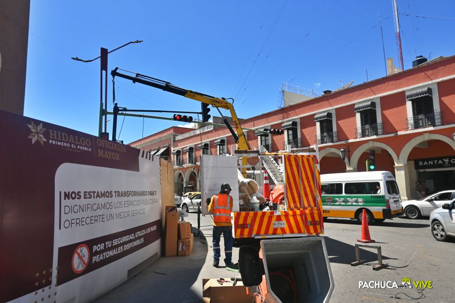 #EnFotos: Instalan en Pachuca semáforos con diseño del Reloj Monumental