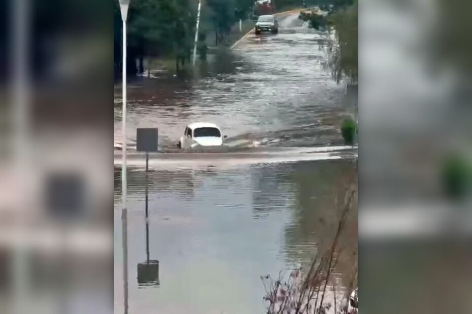 Sorprende 'súper vocho' durante intensa lluvia en la zona metropolitana de Pachuca | VIDEO