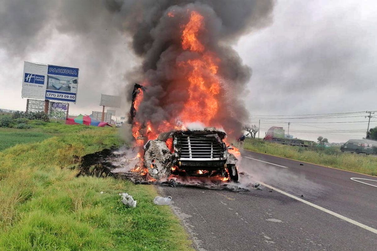 Tráiler es consumido por las llamas en la México-Pachuca; la autopista ha sido cerrada | VIDEO