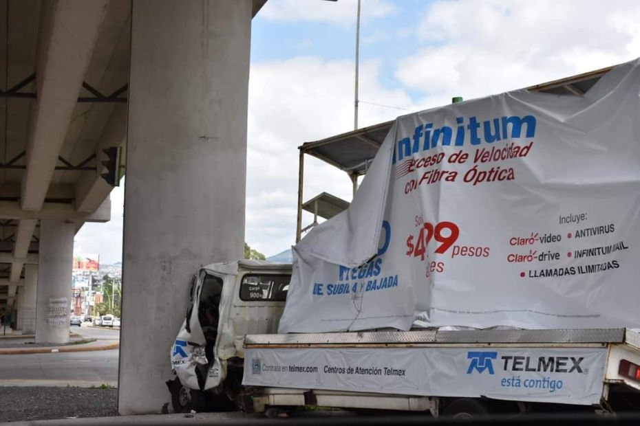 Conductor pierde la vida al estrellar su vehículo publicitario contra un puente en bulevar Colosio