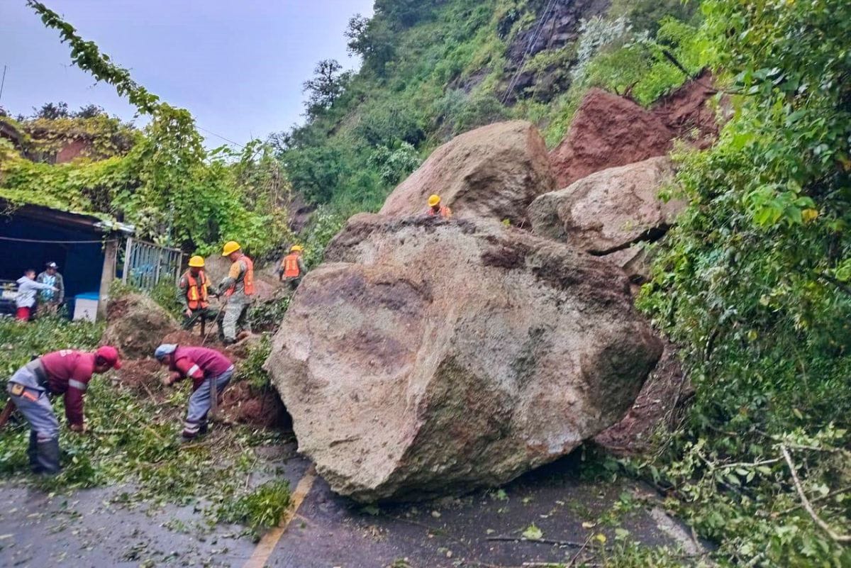 Enormes rocas caen sobre carretera de Hidalgo; dos viviendas fueron evacuadas