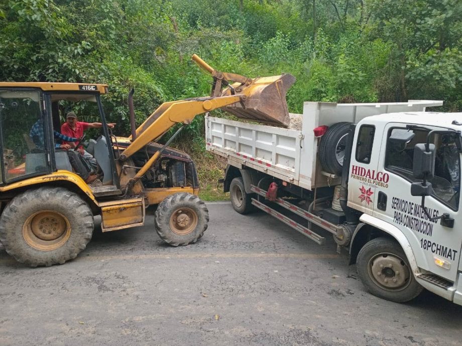 Enormes rocas caen sobre carretera de Hidalgo; dos viviendas fueron evacuadas