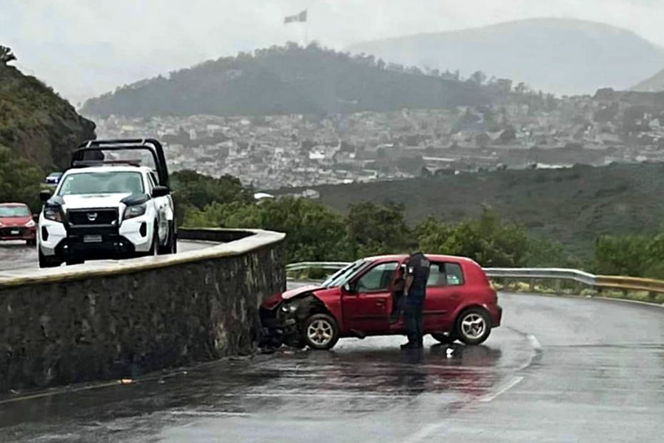 Otro accidente en el Corredor de la Montaña: auto impacta contra muro bajando del Real | VIDEO