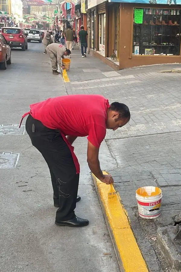 Tras retiro de ambulantaje, locatarios hacen su parte pintando banquetas en la calle más comercial de Pachuca