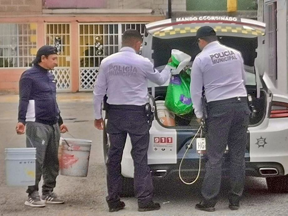 Vecinos y franeleros intentan adueñarse de calles aledañas a la feria, pero les cayó la Policía Municipal