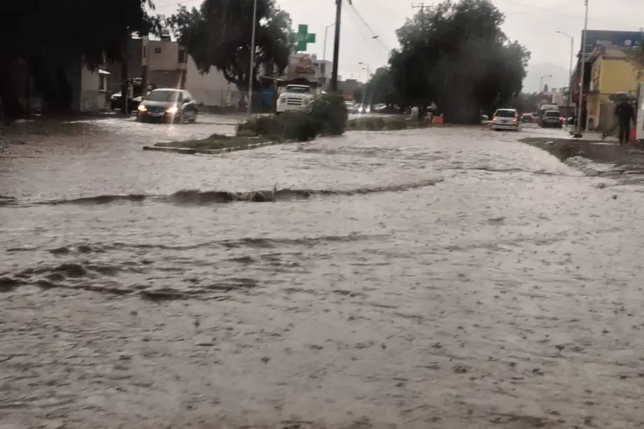 Ahora en Mineral de la Reforma, tormenta deja fuertes inundaciones | Fotos y video