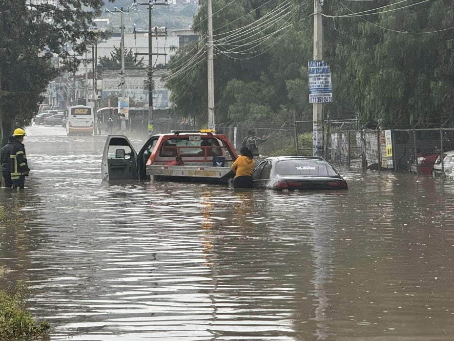 Ahora en Mineral de la Reforma, tormenta deja fuertes inundaciones | Fotos y video