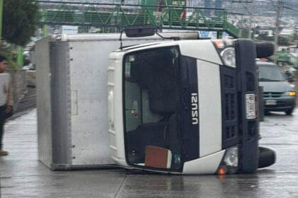 Caos vial en bulevar Colosio tras volcadura de camioneta de carga