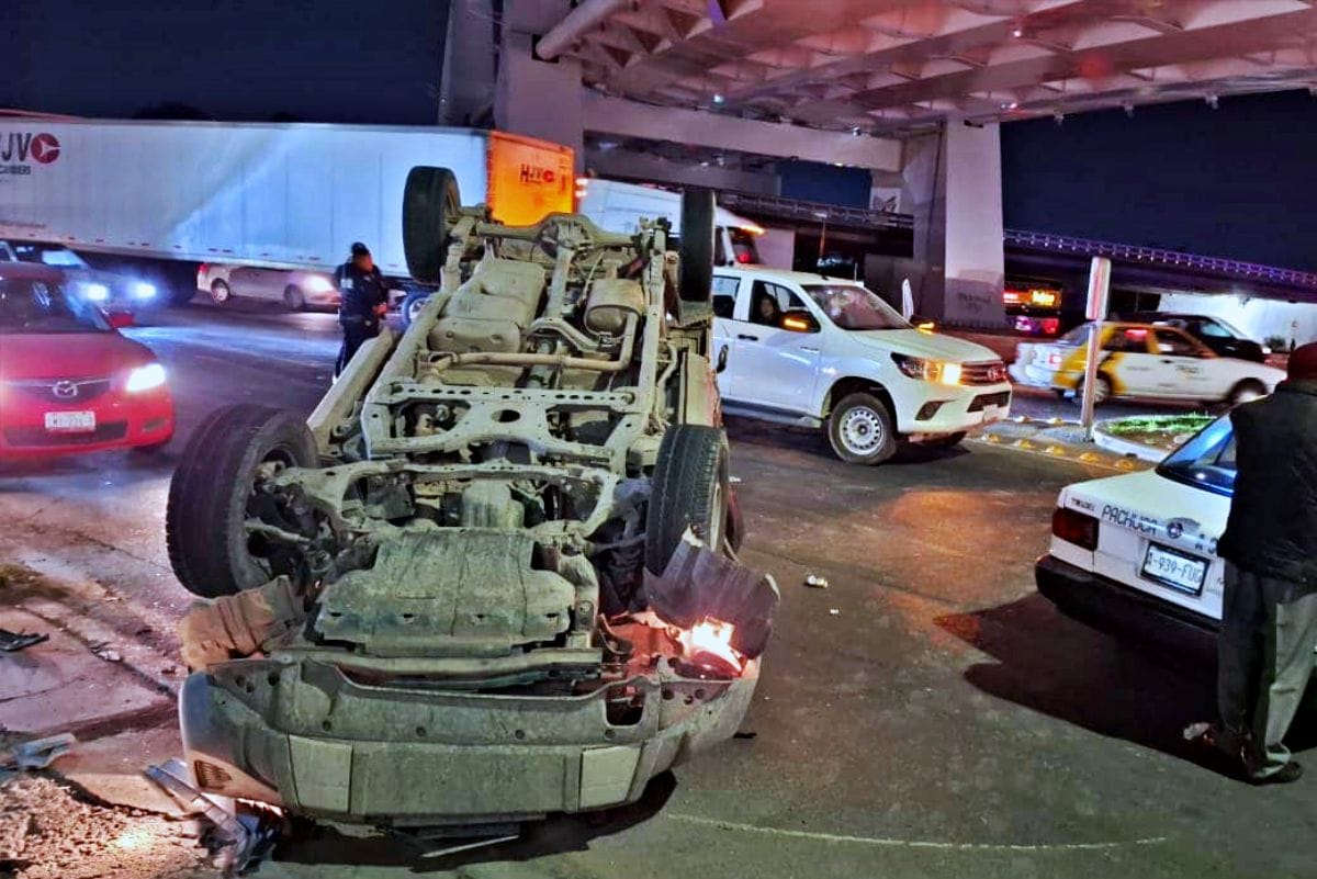 Chocan tres vehículos bajo el puente atirantado de Pachuca; camioneta acaba volteada