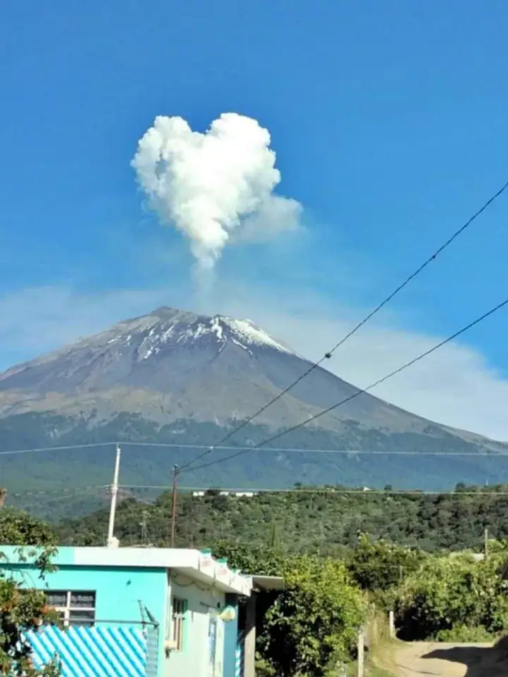 Lanza el Popocatépetl inusual fumarola en forma de corazón