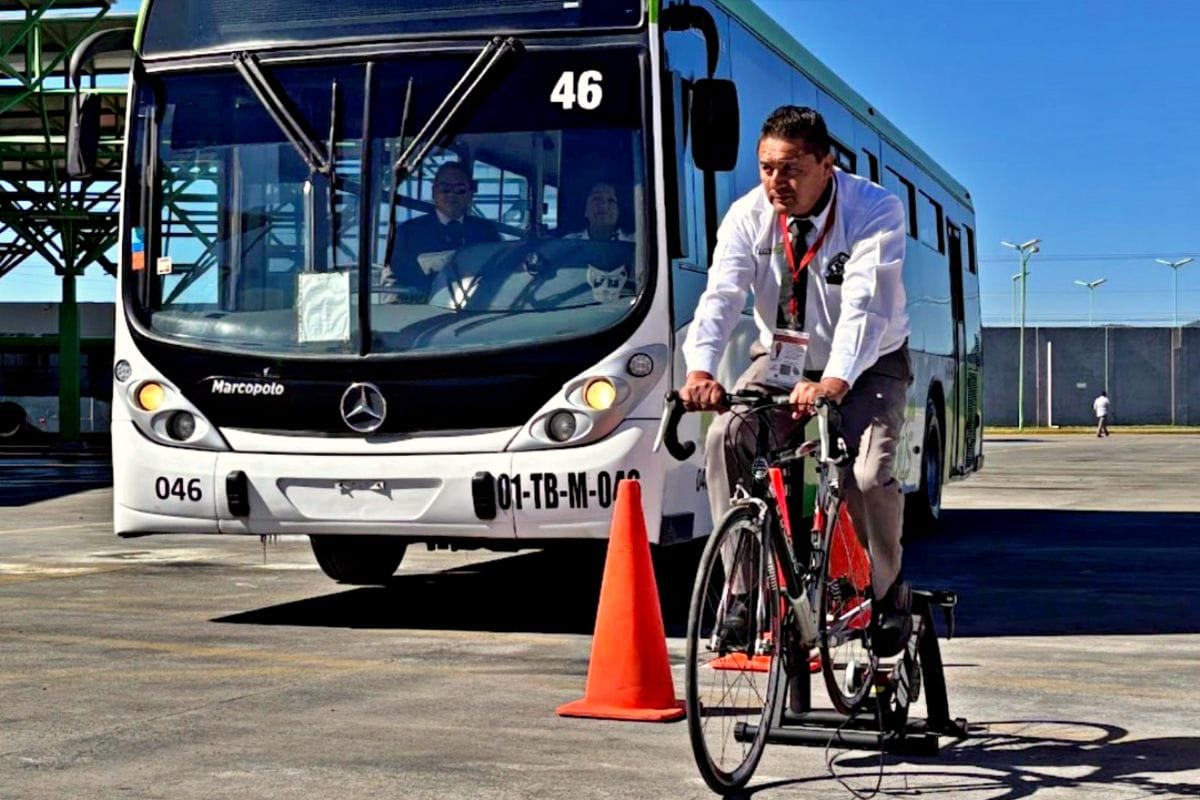 Ponen a conductores del Tuzobús como ciclistas pa' que vean lo que se siente