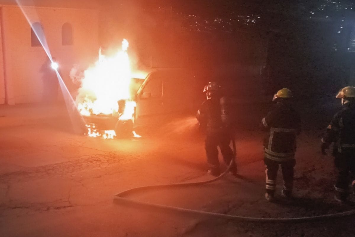 Incendio de camioneta moviliza a cuerpos de emergencia en Pachuca