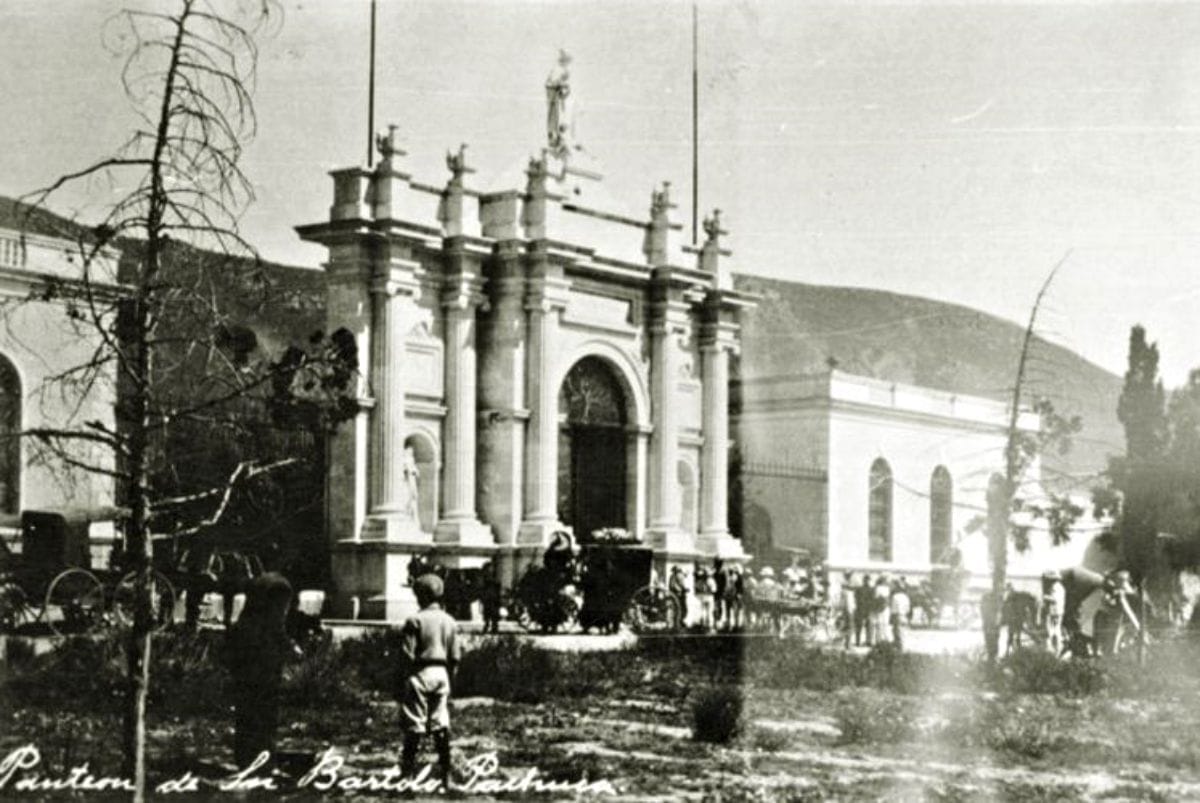 Pachuca en el tiempo: Panteón Municipal en Día de los Fieles Difuntos, 1918