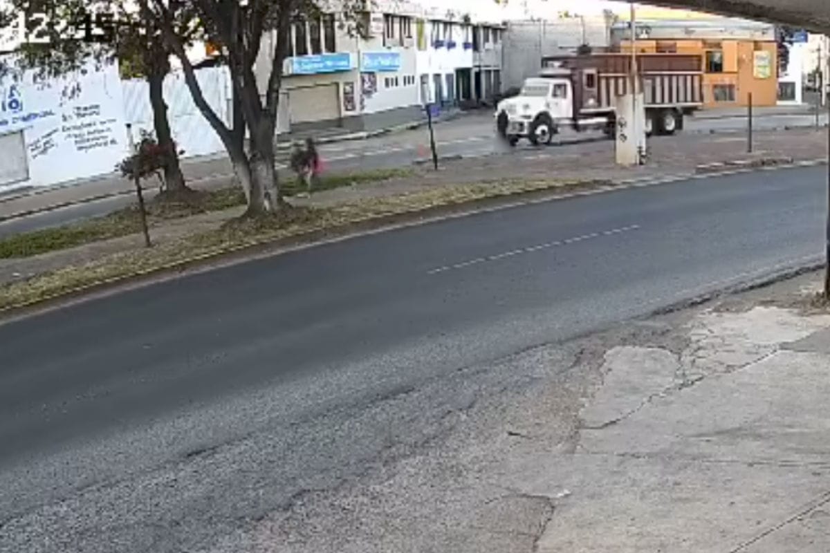 Hombre fallece atropellado en Tulancingo; video revela que se arrojó al paso de un torton