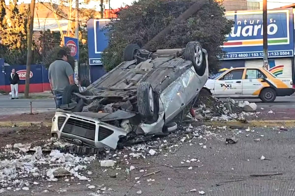 Auto acaba volteado tras aparatoso accidente en bulevar Colosio de Pachuca