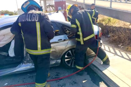 Encontronazo en bulevar de Pachuca deja seis personas lesionadas; bomberos las rescatan