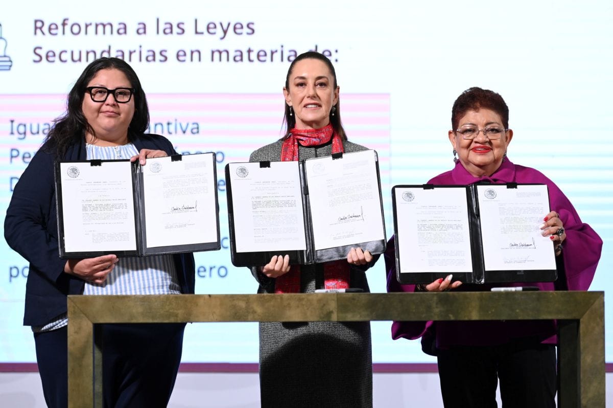 Firma Claudia Sheinbaum decreto que reforma siete leyes para proteger a las mujeres