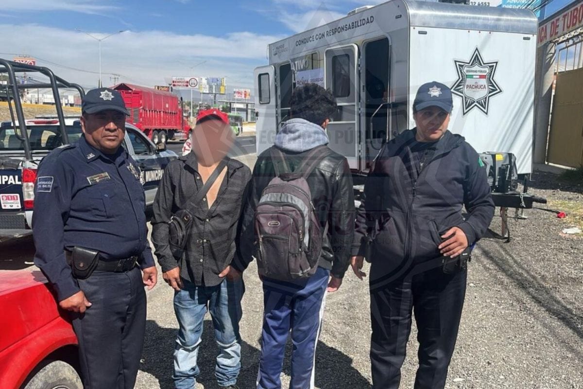 Adolescente llega a Pachuca a buscar trabajo y acaba extraviado y sin dinero; policías lo auxilian