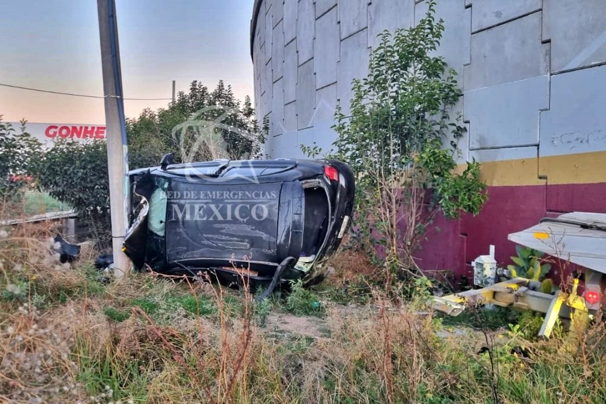 Cae auto de puente en el sur de Pachuca