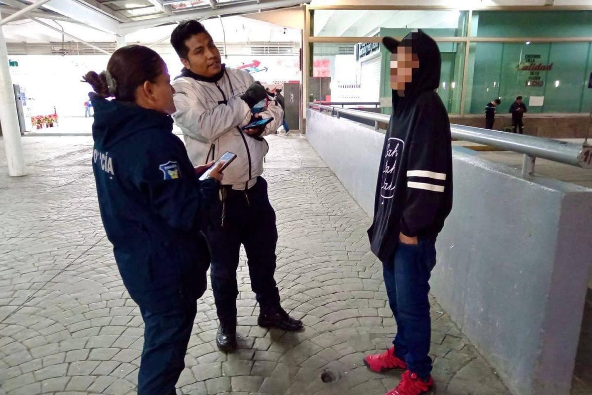 Menor viajó desde el norte para buscar a un familiar y acabó extraviado en Pachuca; Policía Violeta lo rescata