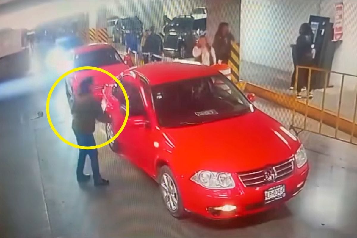 Mujer es captada hurtando una bolsa mientras la víctima pagaba el estacionamiento en el Reloj de Pachuca