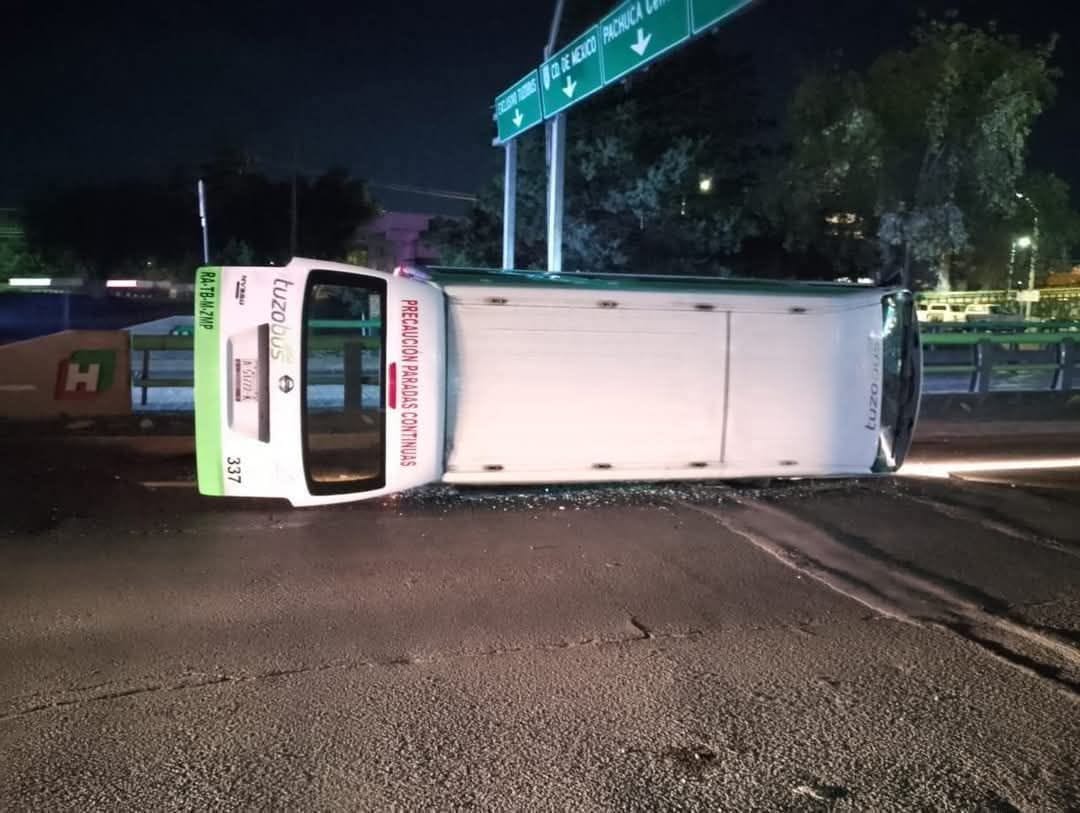 Unidad del Tuzobús sufre volcadura en bulevar Felipe Ángeles