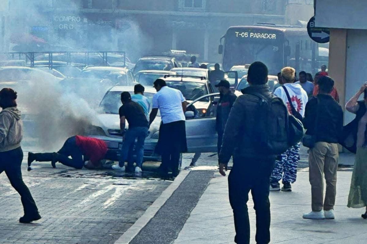 Arde automóvil en pleno Centro Histórico de Pachuca