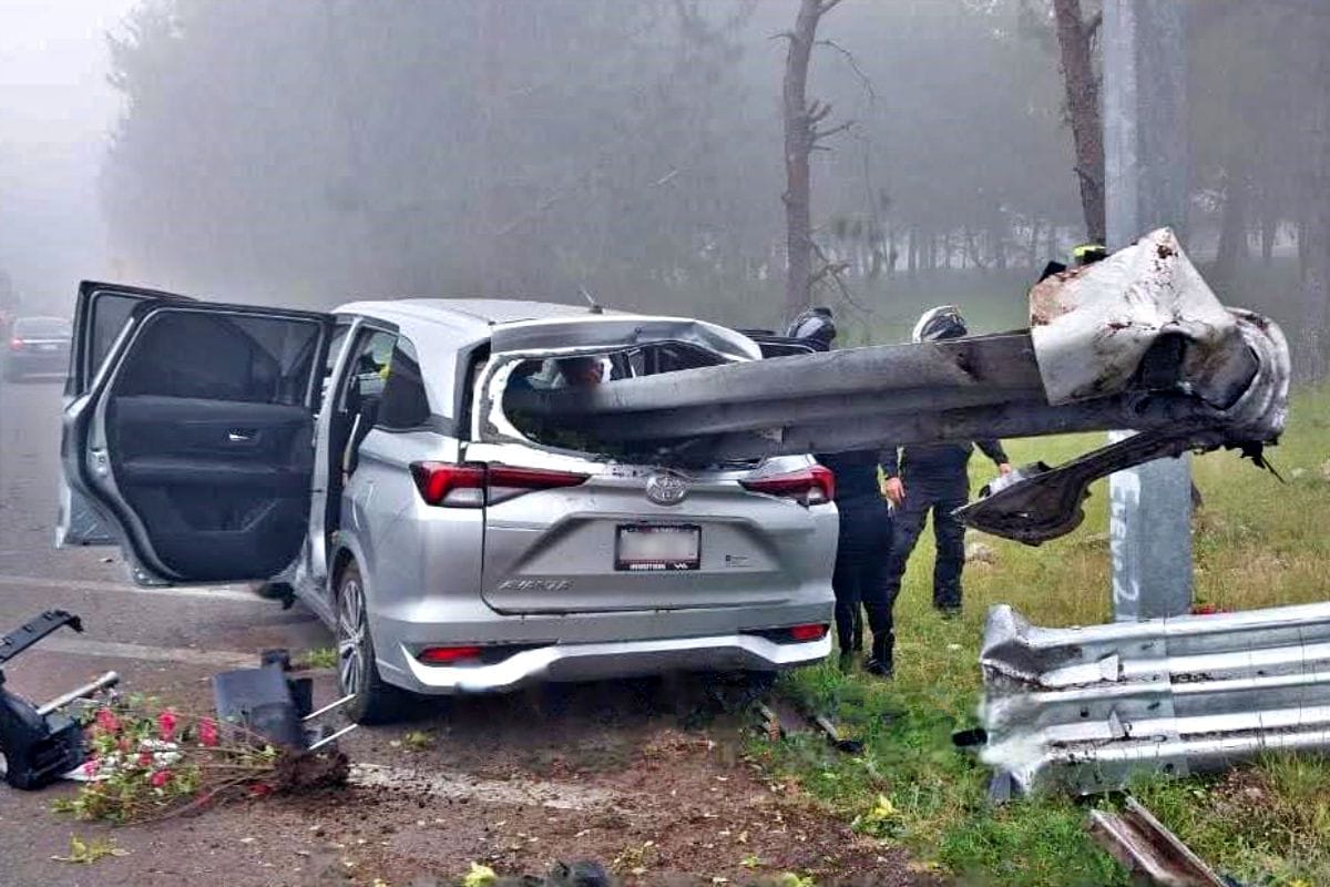 Terrible accidente en territorio hidalguense: auto acaba incrustado en barrera de contención