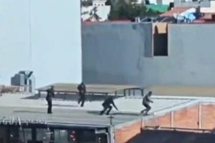 Video: sujeto se lanza desde una azotea en Zona Plateada tras ser acorralado por policías