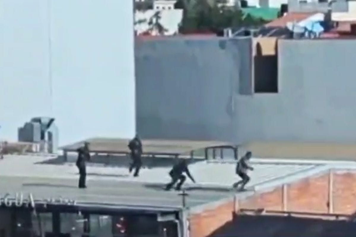 Video: sujeto se lanza desde una azotea en Zona Plateada tras ser acorralado por policías